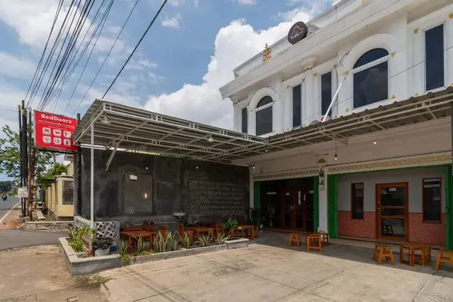 RedDoorz Plus near Universitas Saburai Lampung