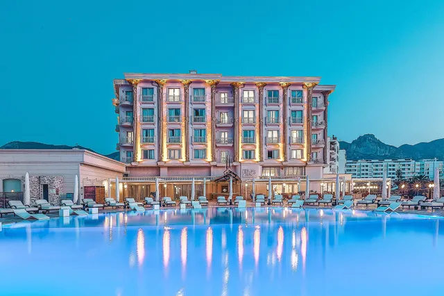 Les Ambassadeurs Hotel Casino & Marina