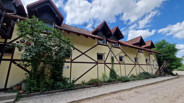 ISKRA Stajnia i Pensjonat