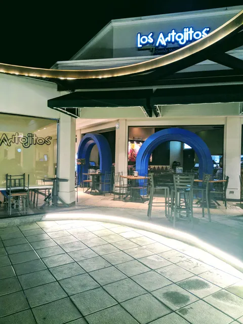 Los Antojitos • Plaza Real