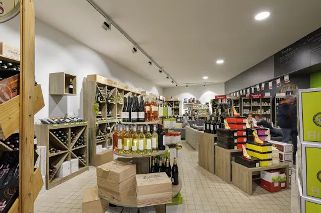 Ty Cave. Bar & Cave a vins