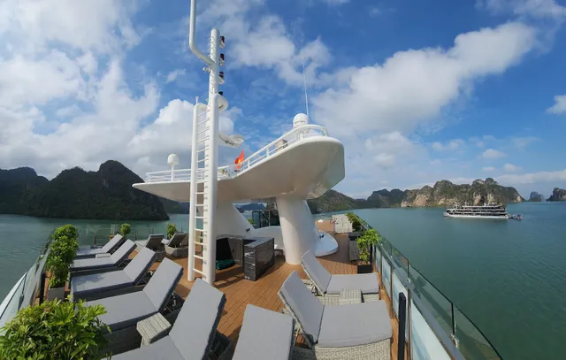 Elite of the Seas Cruise Halong bay