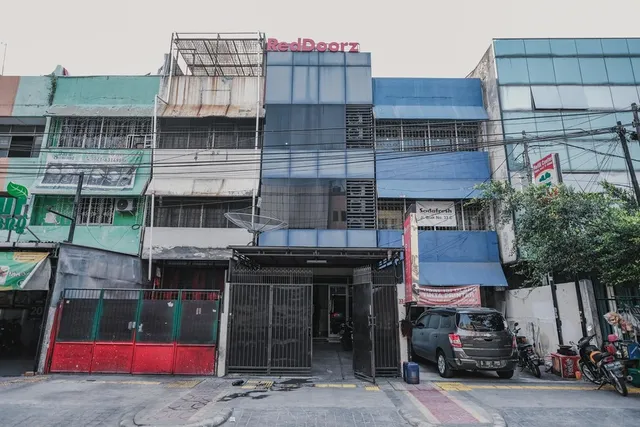 RedDoorz @ Jalan Biak Roxy Jakarta