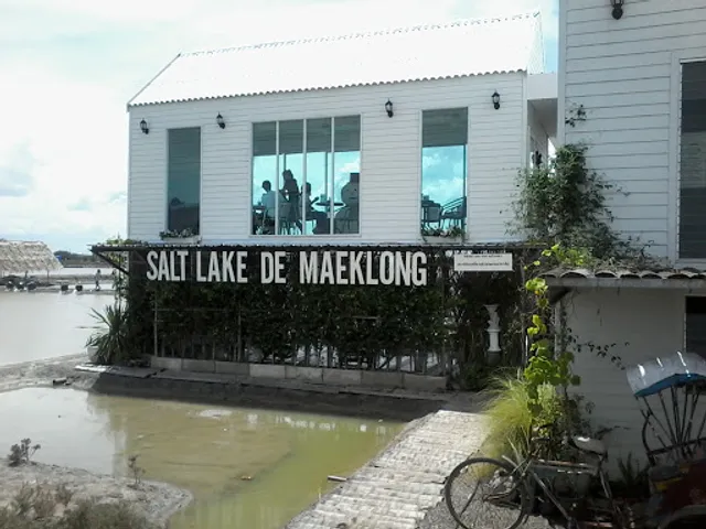 Salt Lake De Maeklong เดอ แม่กลอง (คาเฟ่นาเกลือแห่งแรกของไทย)