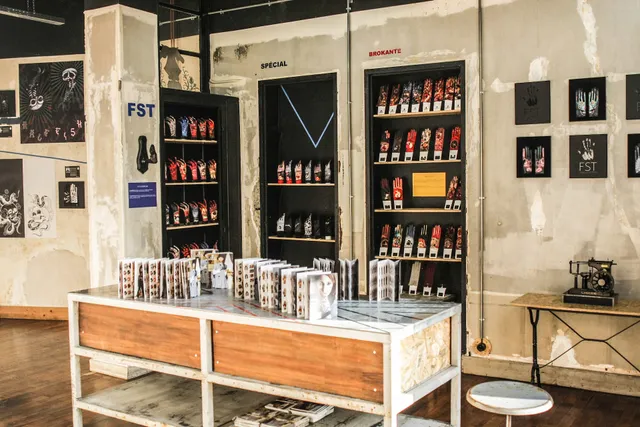 FST HANDWEAR / LA GANTERIE MODERNE