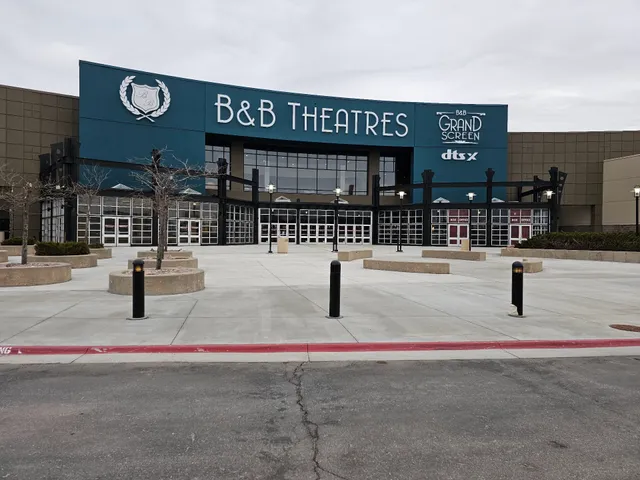 B&B Theatres Omaha Oakview Plaza 14