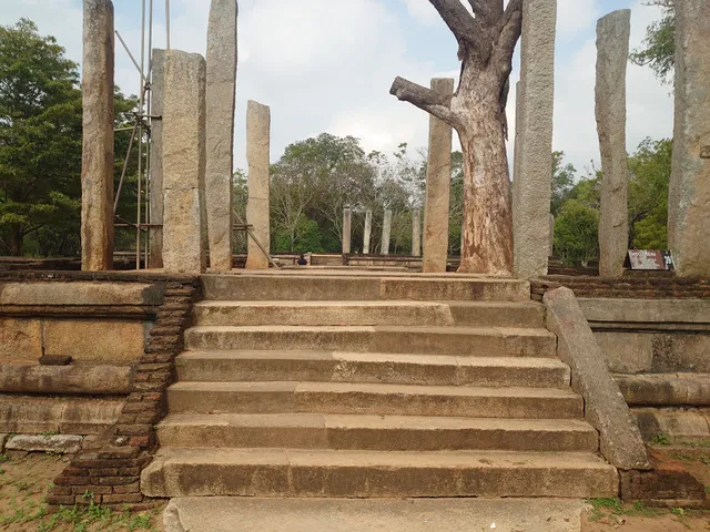 Rathna Prasadaya & Guardstone - පොහොය ගෙය සහ මුරගල