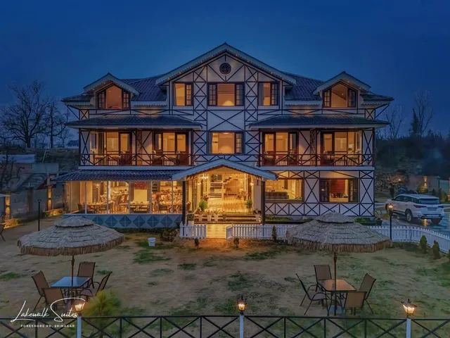 LakeWalK Suites by dal lake