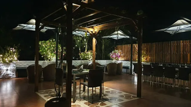 Woodpecker Food Plaza