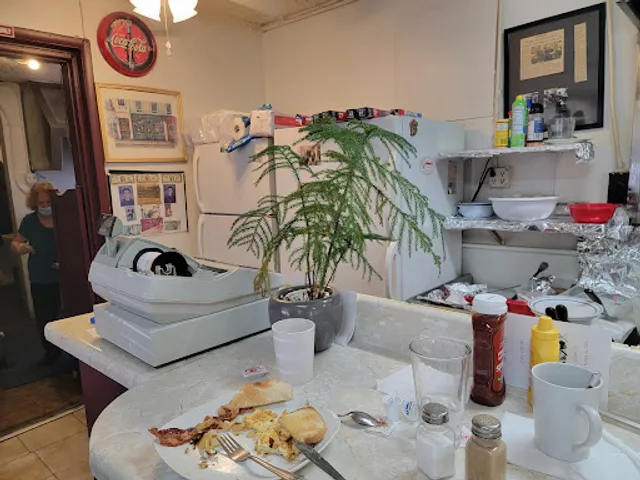 Charlie And Litza's South Main Cafe