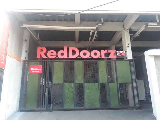 RedDoorz near Mangga Dua Square