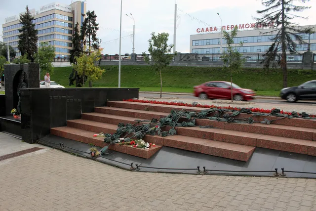 Memorial to 1999 Niamiha Stampede Victims
