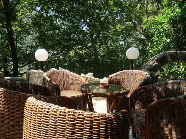 Taverna Kastro, Argiroupoli