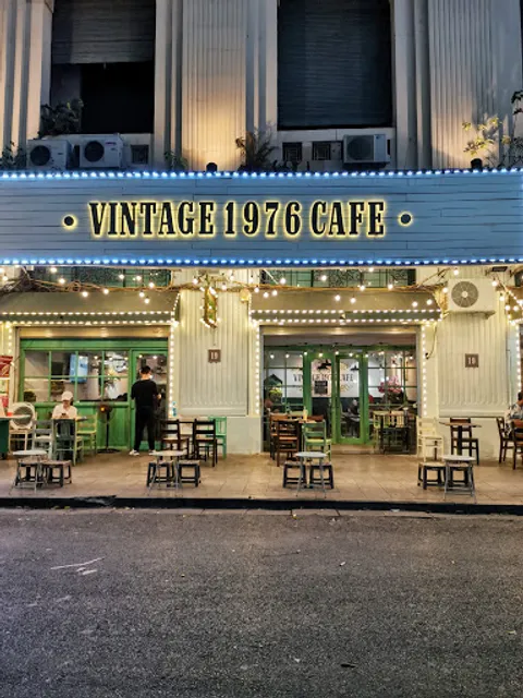 Vintage 1976 Cafe