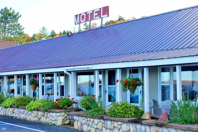 Sunset Motel on the Bay