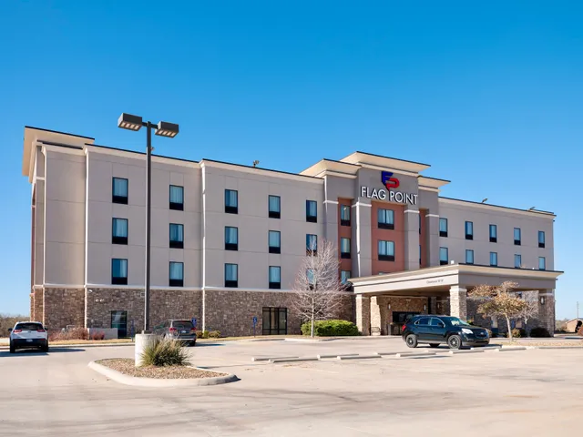 Flag Point Inn & Suites Pratt by FairBridge