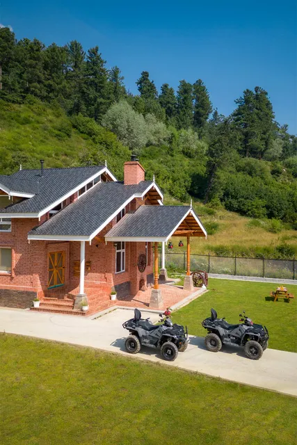 StayVista at Suroor in Gulmarg | 3 BHK Luxury Holiday Home with Central Heating