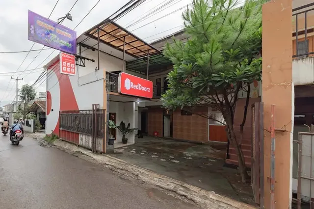 RedDoorz near Cikole Lembang