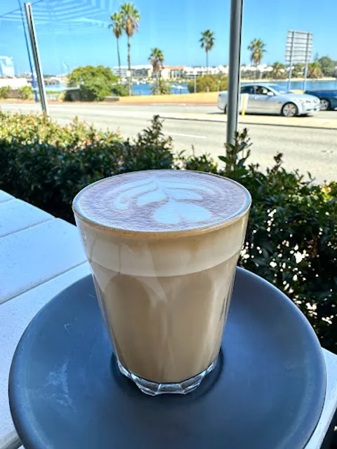 Bar & Courtyard Tradewinds Hotel