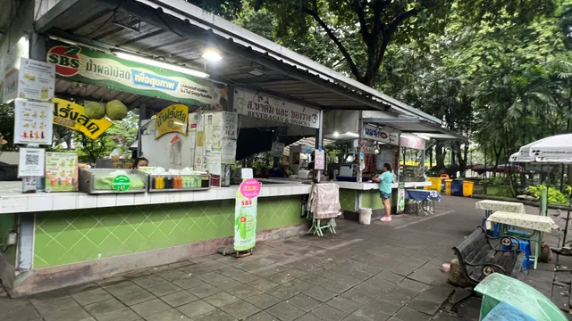 ルンピニ公園フードコート