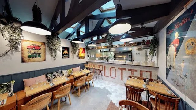 Carlotta - Le Clan des Mamma, Pizzas & Cocktails - La Rochelle