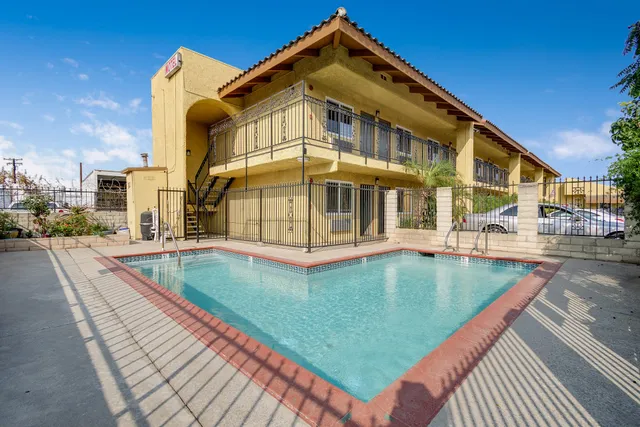 Hacienda Inn & Suites