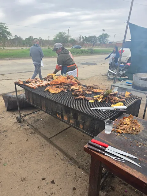 Chancho y pollerita al palo