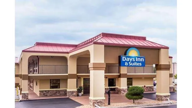 Days Inn & Suites by Wyndham Warner Robins Near Robins AFB