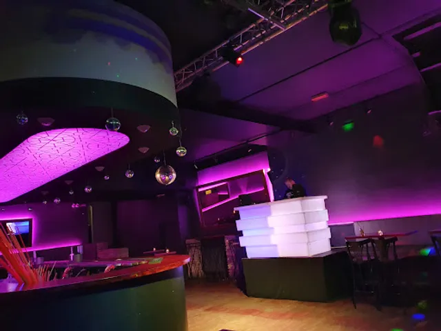 Retro Cocktail & Music Bar