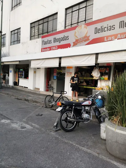 La Campana Flautas ahogadas y Pozole