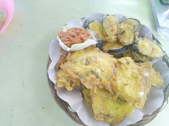 Wr. Nongkrong tengah sawah