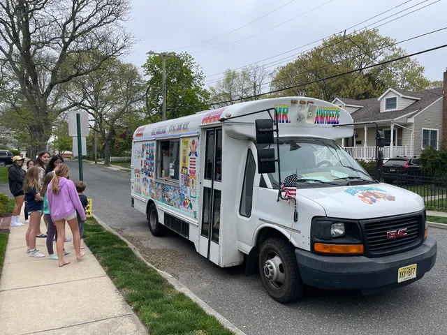 MRBRAINFREEZ ICE CREAM TRUCK