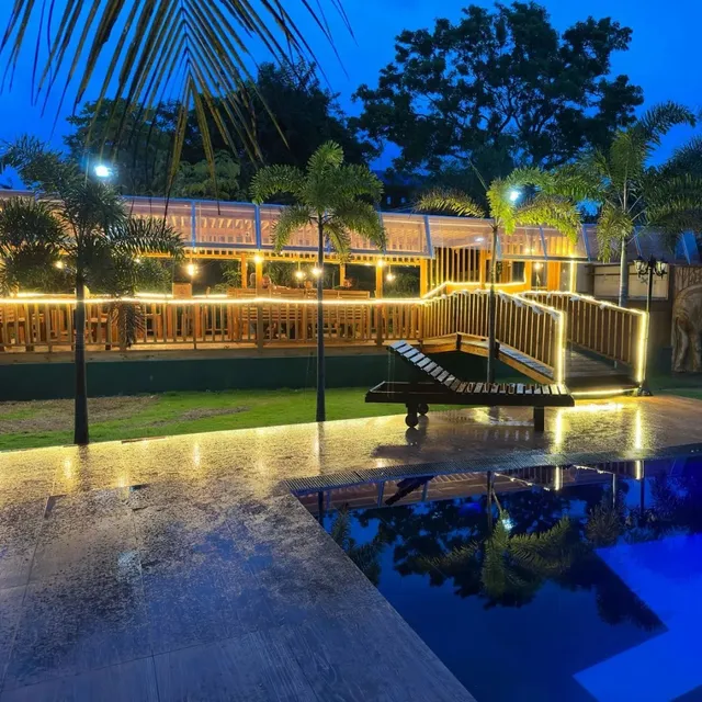 White Land City Hotel