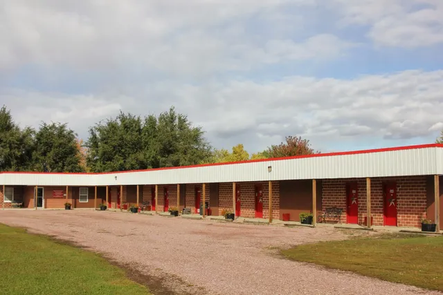 Big Red Inn & Suites