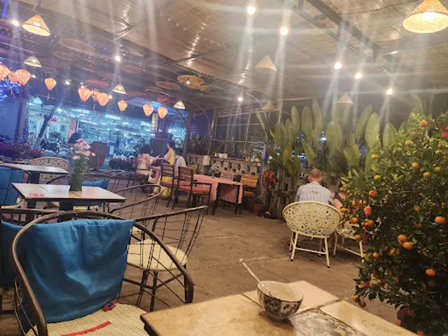 Uyên's Restaurant and Coffee.
