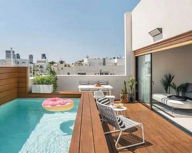 Mr. Louis - By TLV2GO