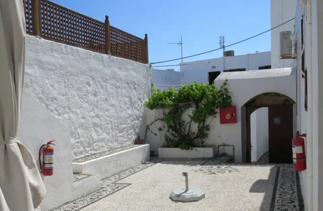 Sarris Studios & Apartments