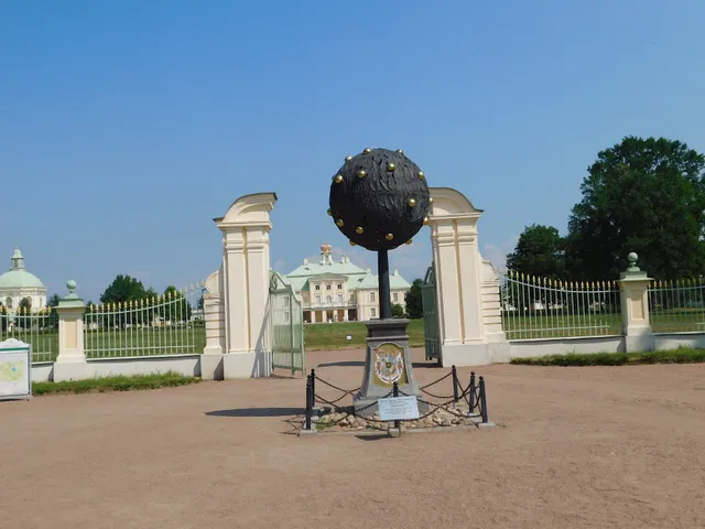 Pamyatnik "Oraniyenbaum"