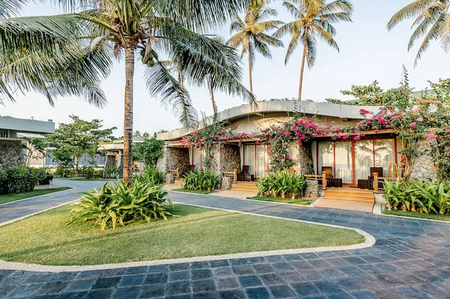 Ngwe Saung Yacht Club & Resort