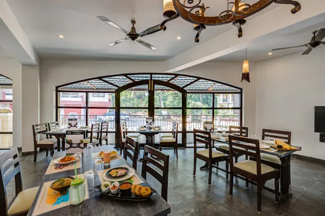 The ROUNDAbout - Bistro & Bar