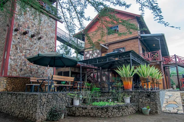 Thitu Log House at Lake Elementaita