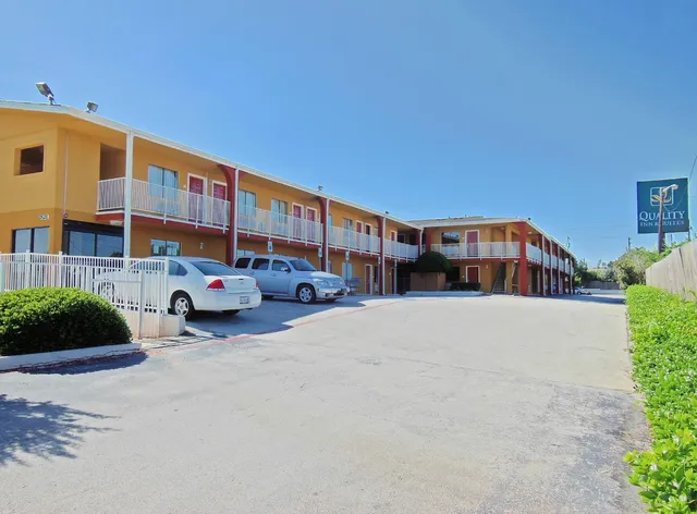 Days Inn & Suites by Wyndham Arlington Near Six Flags