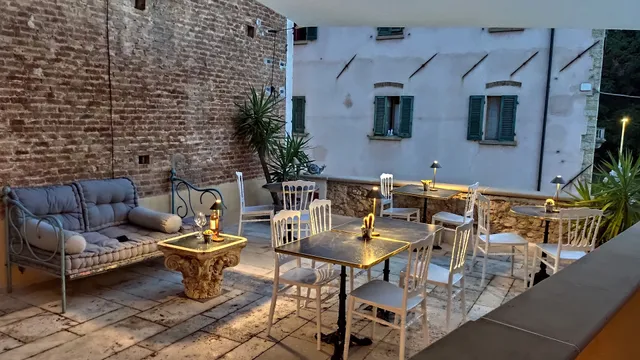 Residenza d'Epoca CAVALIERE Romantic Rooms in luxury antiques interiors