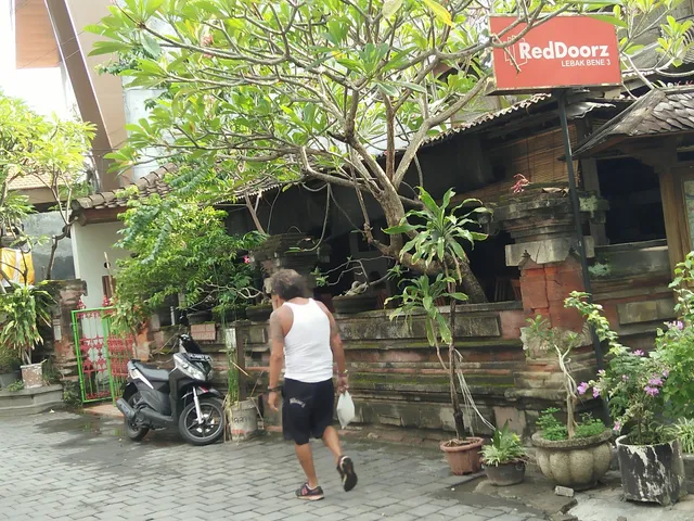 RedDoorz @ Legian Street