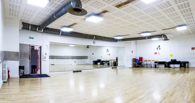 Center Momboye Paris