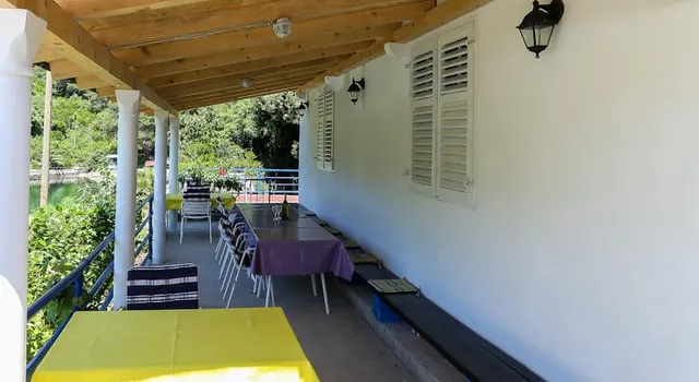 Apartments & Konoba Lampalo