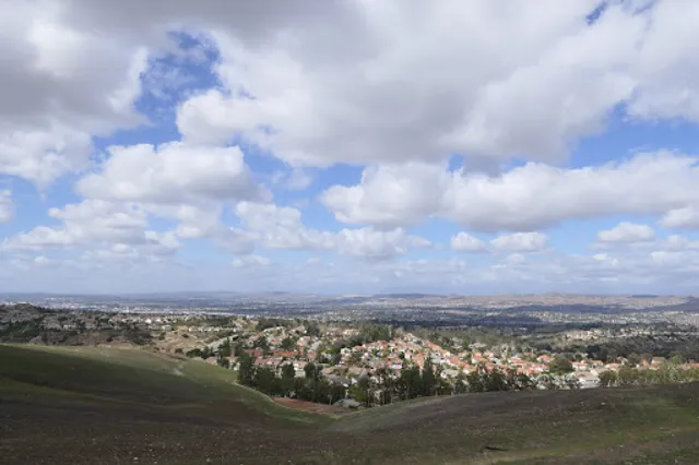 Santiago Oaks Regional Park - Avenida de Santiago Trail Head