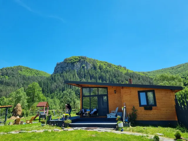 Casuta de sub stanca