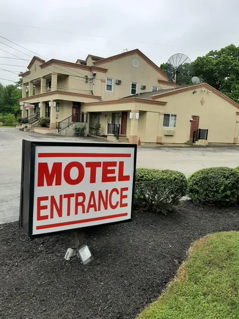 Travelers Lodge & Suites