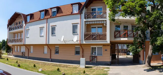 László Apartman***